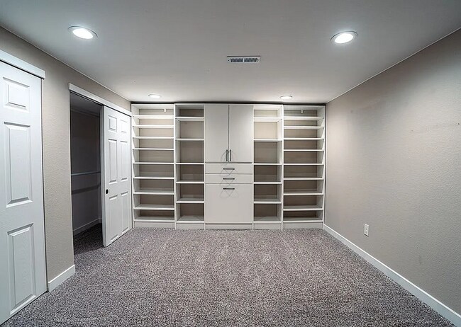 Foto del edificio - Remodeled 3 bedroom, 3 bath home with additional non-conforming bedroom in basement