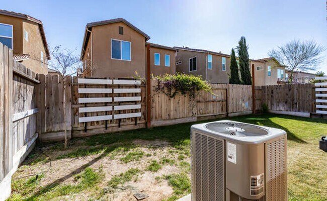 Foto del edificio - Charming Riverstone Home with Spacious Kitchen Island & Private Backyard & Solar