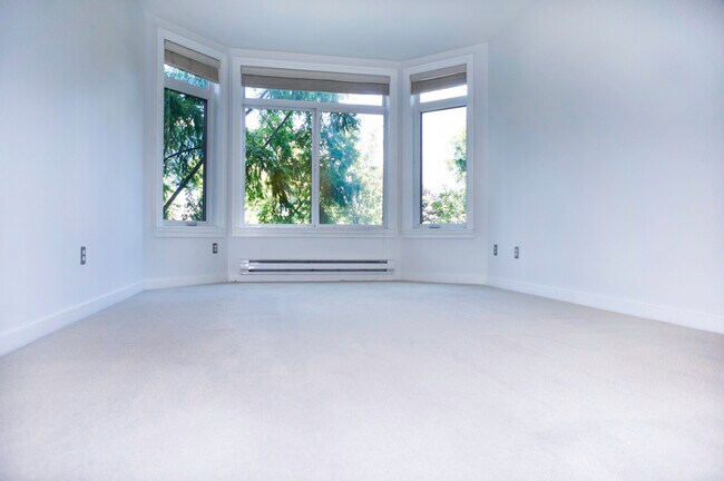 livingroom - 2415 2nd Ave
