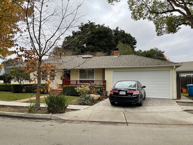 Building Photo - Inviting 3-Bed/2-Bath Home - Menlo Park