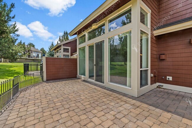 Foto del edificio - Eagle Crest Townhome Steps to Lakeside Center & Trails