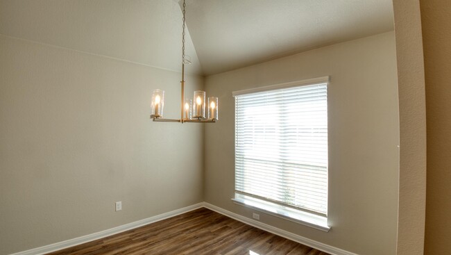 Building Photo - 610 Hollyhock Dr