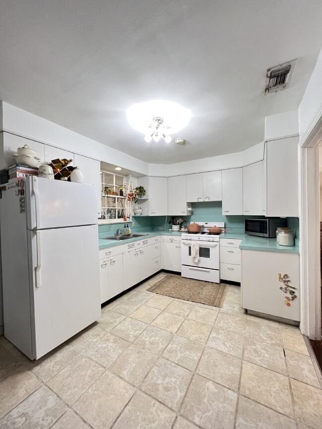 Foto del edificio - Charming 3-Bedroom Home with Sunroom Available for Summer 2026 Pre-Lease