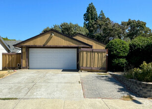 Building Photo - 2215 Lynbrook Dr