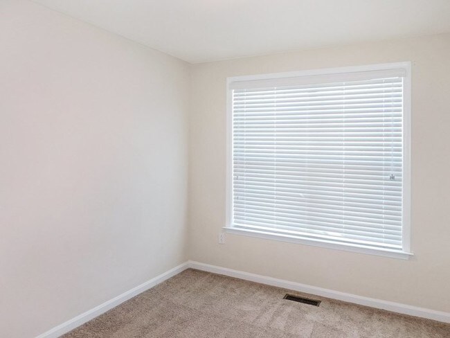 Building Photo - Pet Friendly 3 Story Townhouse with Garage