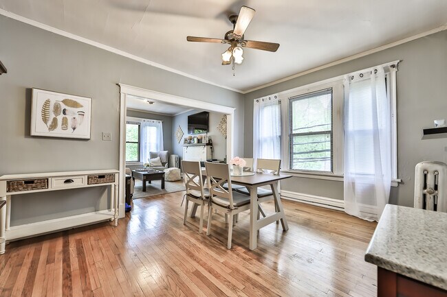 Building Photo - 1410 W Melrose St