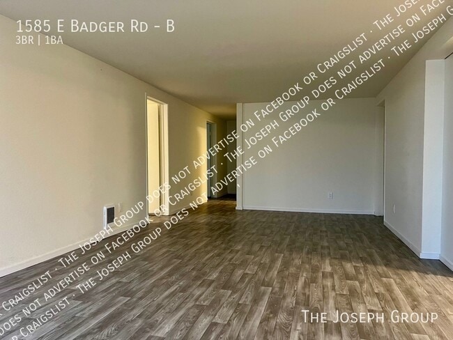 Building Photo - 1585 E Badger Rd