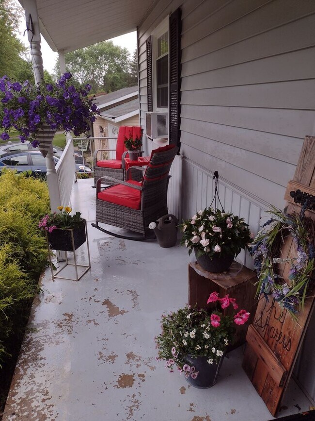 Foto del edificio - 3 Bedroom House in Houserville For Rent De...