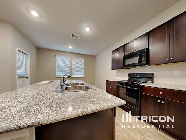 Foto del edificio - 3311 Angus Crossing