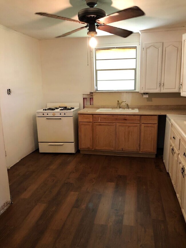 Building Photo - Three bedroom rent to own home, needs TLC