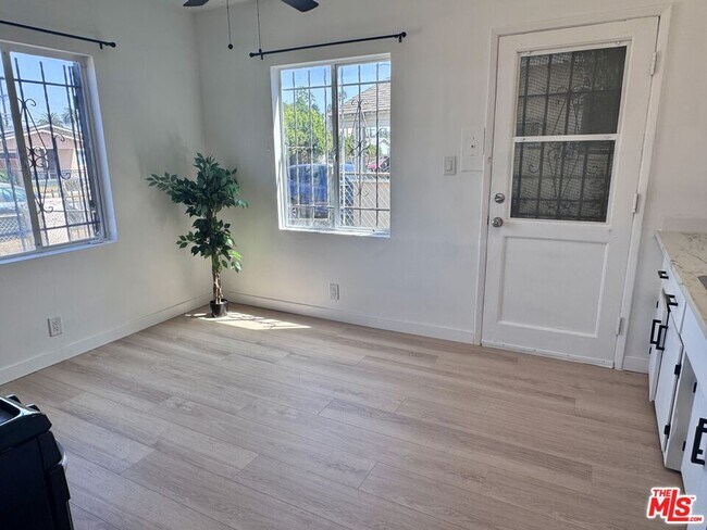 Building Photo - 1542 W 60th St