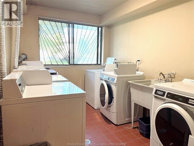 Building Photo - 2565 Lauzon Rd