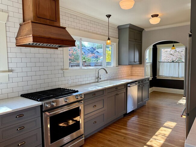 Building Photo - North End 2+ bd, 1 ba, close to Hospitals & UPS!  $2495