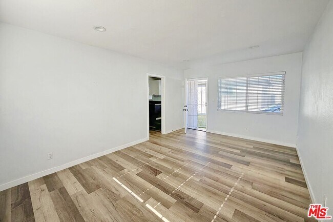 Foto del edificio - 877 W Wilson St