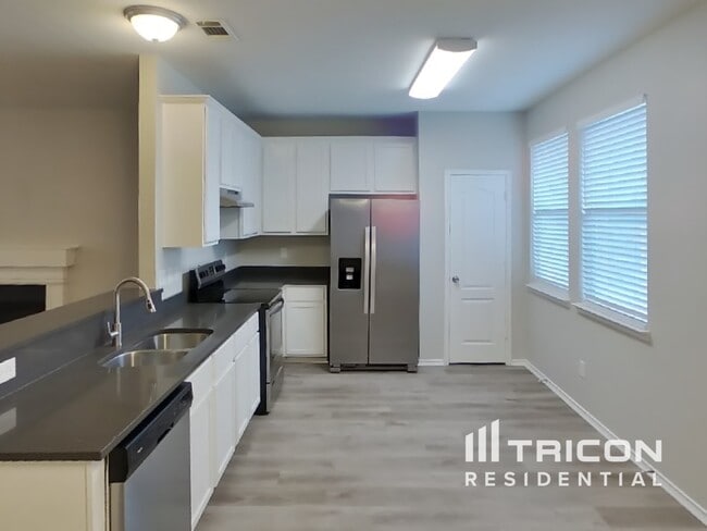Building Photo - 207 Moonlight Dr