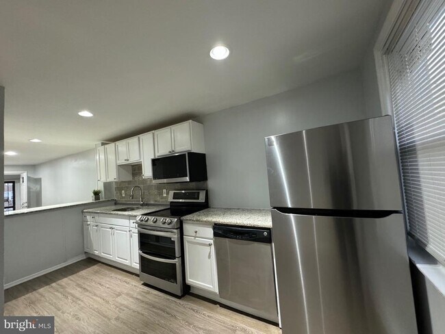 Building Photo - 7347 Woodbine Ave