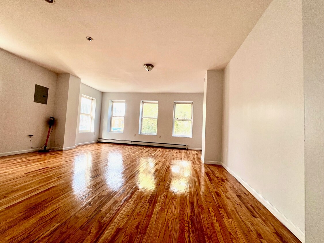 Foto principal - 2408 Beverley Rd