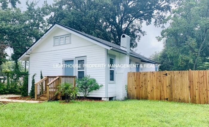 Foto principal - Cozy & Renovated 2 Bed/2 Bath Cottage Home!