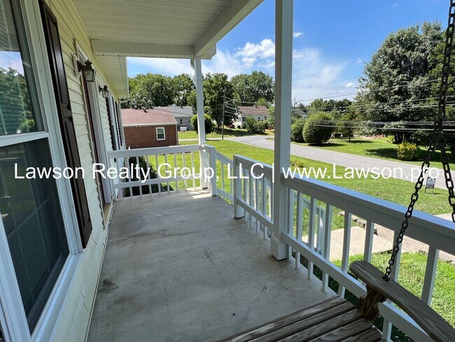 Building Photo - Charming Home - Convenient Location