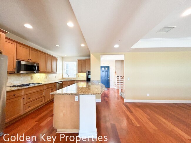 Building Photo - Beautiful Tri-Level Condo in The Bluffs at...