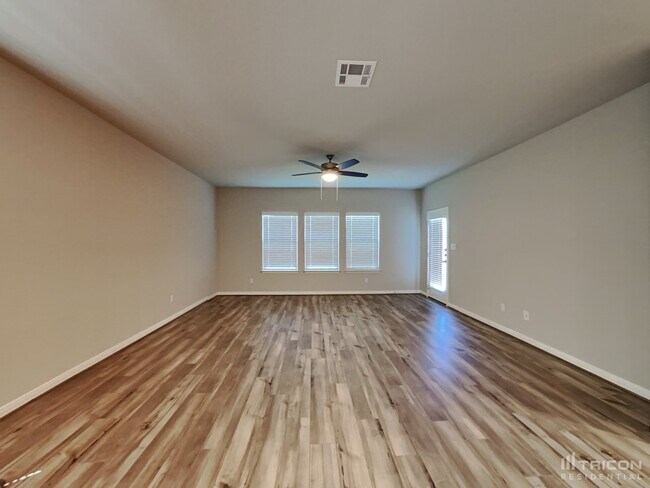 Foto del edificio - 13551 Paxton Blvd