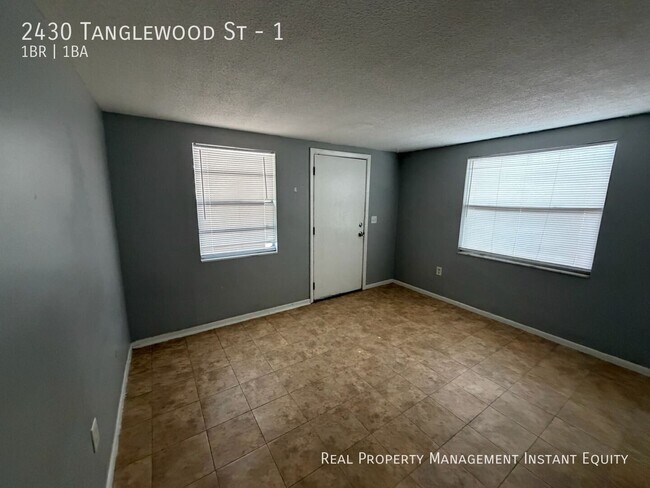 Foto del edificio - 2430 Tanglewood St