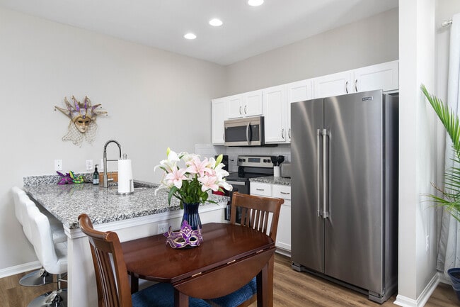 Cocina con electrodomésticos nuevos - 449 Olive Branch Way