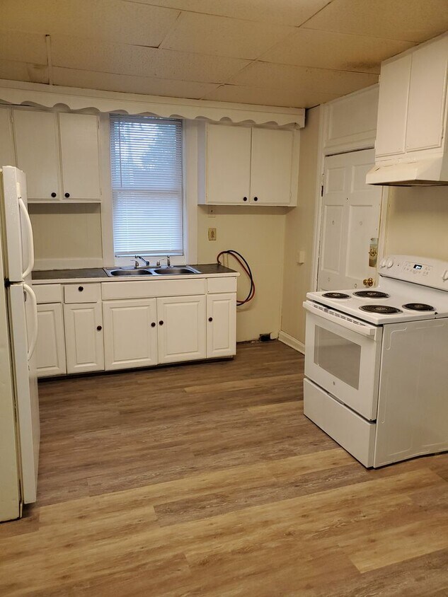 Primary Photo - 421-423 N Mulberry St
