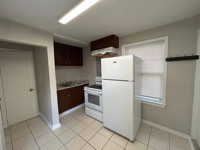 Building Photo - Recently renovated 2/1 Springfield Apartment!