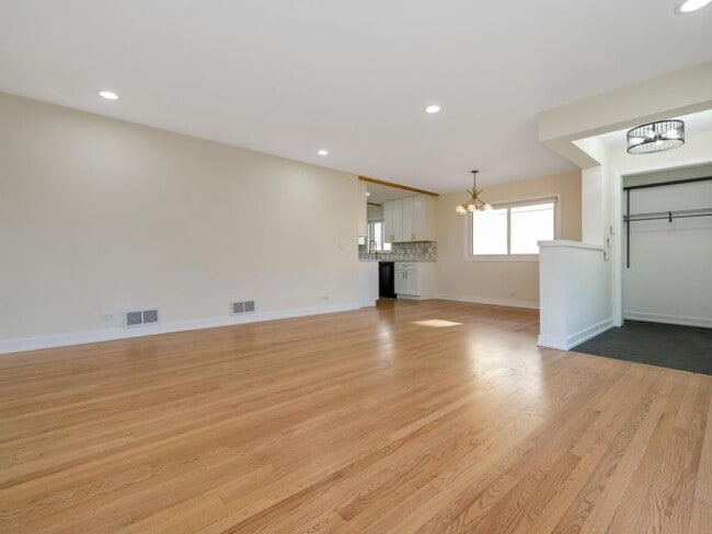 Building Photo - 3 bedroom in Elmhurst IL 60126
