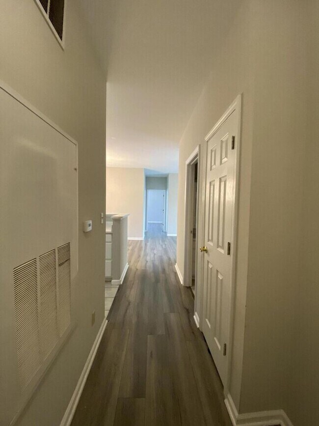 Foto del edificio - Beautiful Condo in Mount Pleasant!