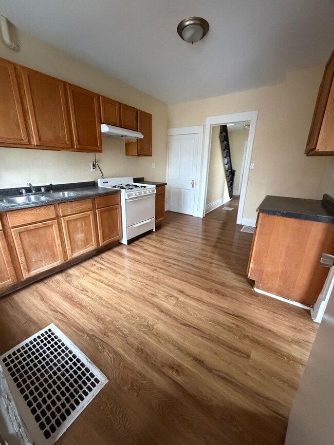 Building Photo - 521 Albert Ave