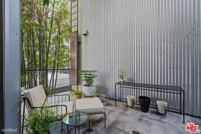 Foto del edificio - 1455 N Bronson Ave