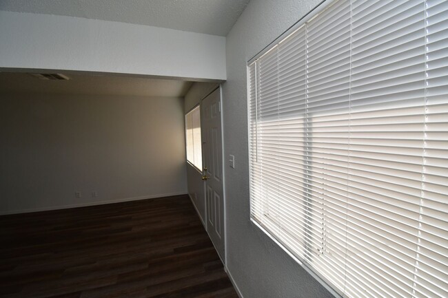 Building Photo - 715 N 11th St - 1 BEDROOM APARTMENT - DOWN...
