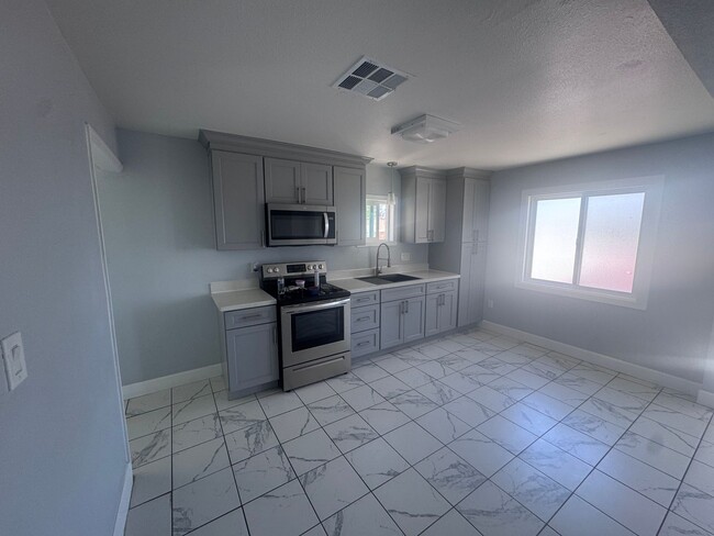 Foto del edificio - Rare waterfront rental home opportunity at the blue sky Marina in Antioch!