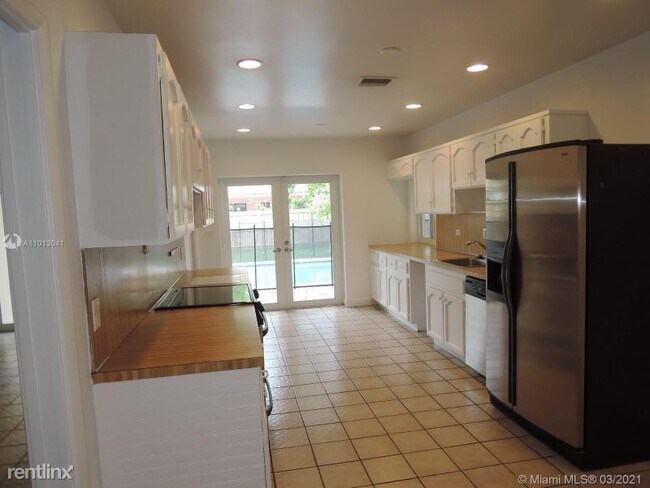 Building Photo - 3 br, 2 bath House - 9800 SW 70 Ave