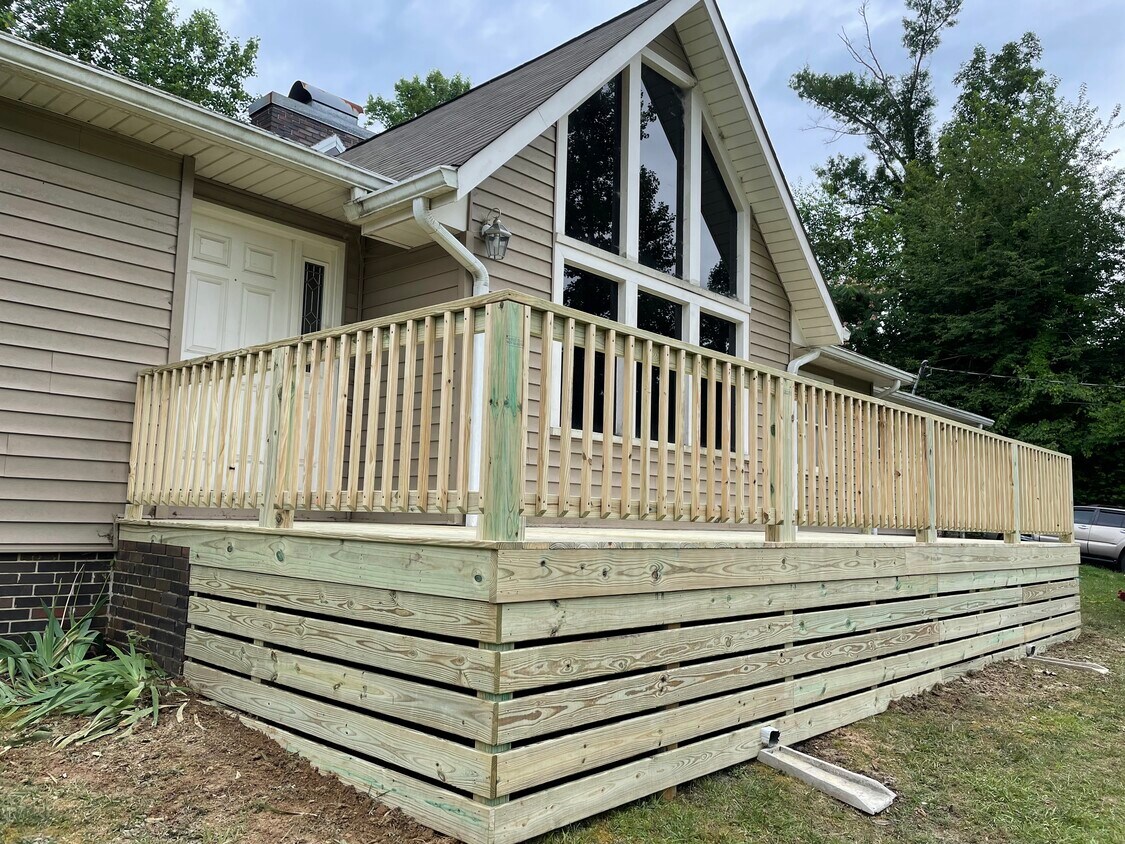 Front porch - 1401 Laurin St