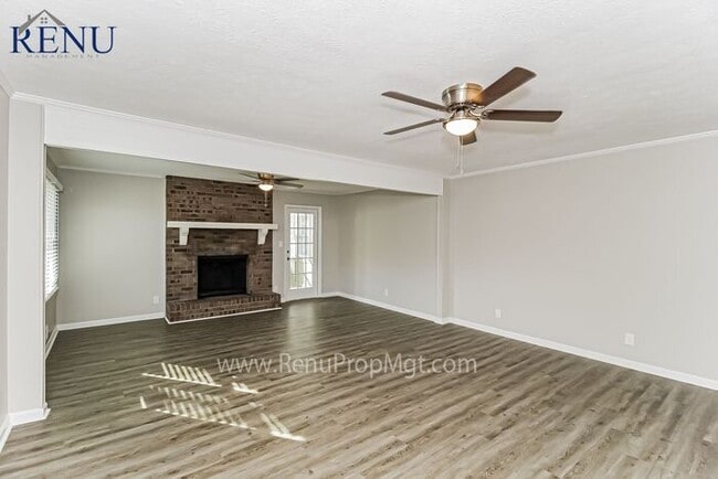 Building Photo - Available Now! 3 bed 2 bath!
