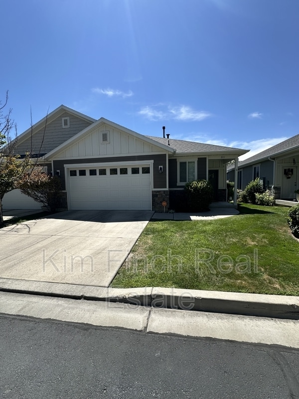 Building Photo - 201 Red Pine Dr