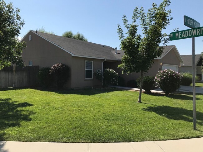Foto del edificio - 3 bed/ 2 bath... 2 car garage... Single Level...In the Meadowbrook Subdivision.
