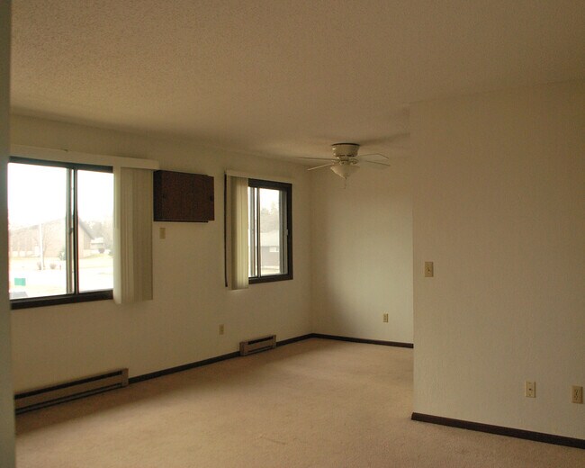 Living - 610 W 6th St
