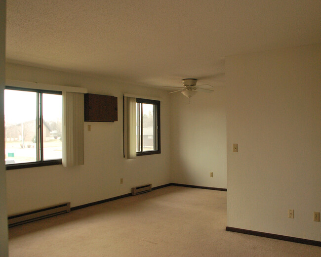 Living - 610 W 6th St