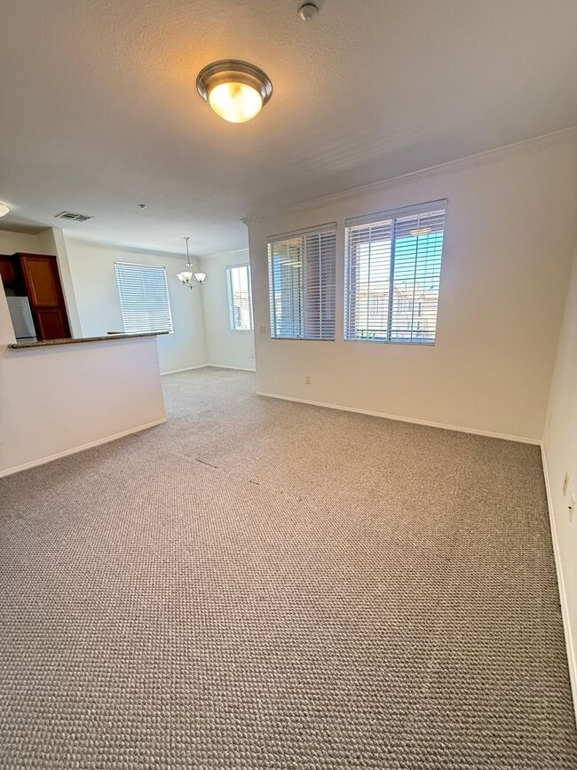 Building Photo - Great 2 bedroom unit upstairs nobody above you!