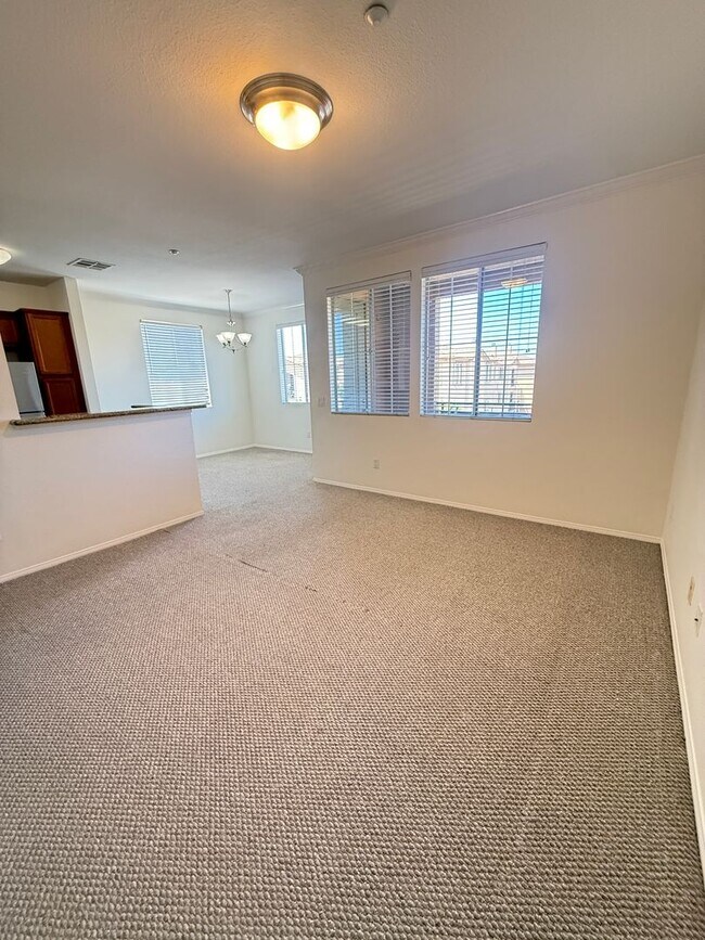 Foto del edificio - Great 2 bedroom unit upstairs nobody above you!