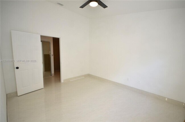 Foto del edificio - 18954 NW 67th Pl