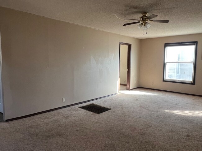 Building Photo - 920 E 16th Ave