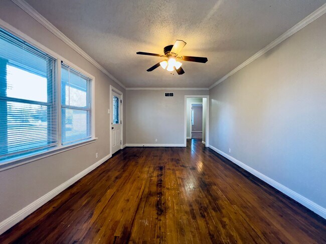Building Photo - Great Three Bedroom with 2 Living Areas