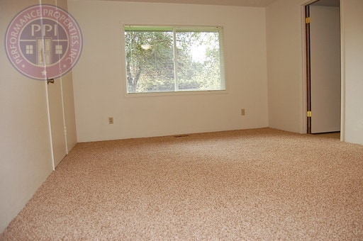 Building Photo - Prime Lake Oswego Location!  Great Schools...