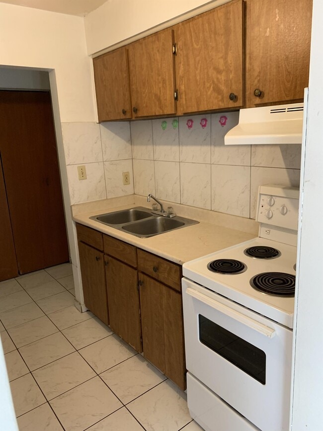 Building Photo - 3044 Sandwich St.