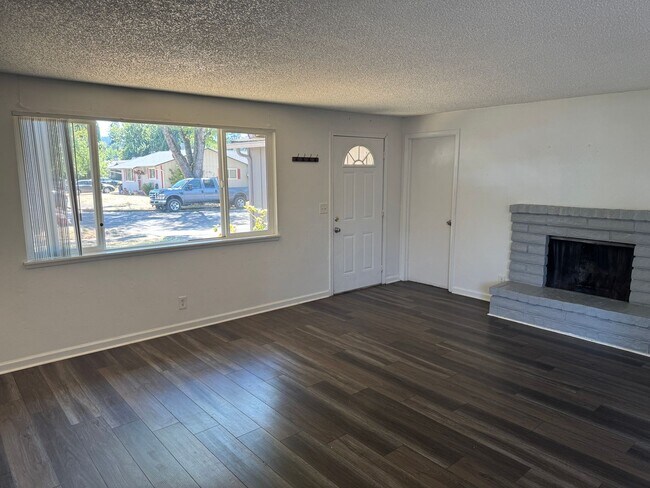 Foto del edificio - 2 bedroom 1 bath duplex with a garage!